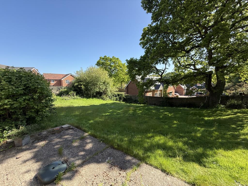 Lot: 112 - VACANT THREE-BEDROOM BUNGALOW ON PLOT OF 0.3 ACRES - Garden with lawn and shrubs in the distance